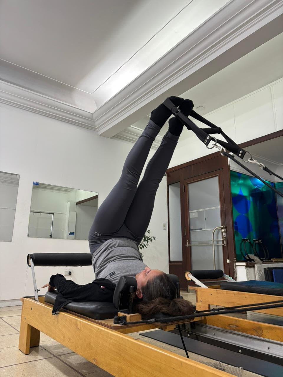 Ejercicio de Pilates sobre el reformer en MUV.