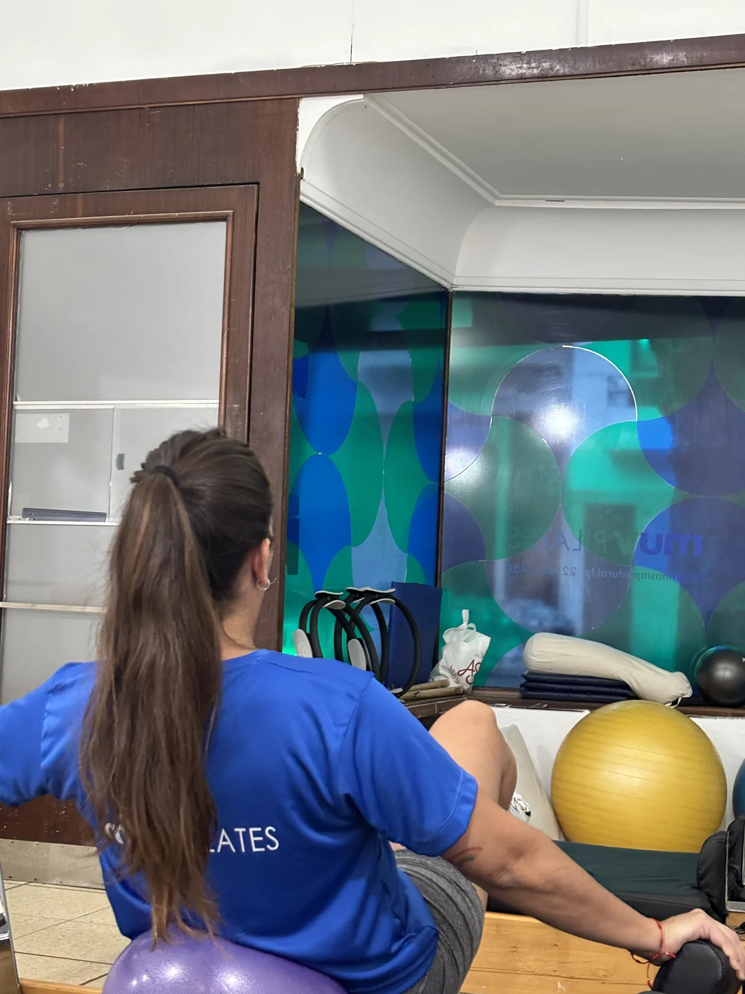 Profesora acompañando un ejercicio de Pilates en MUV.